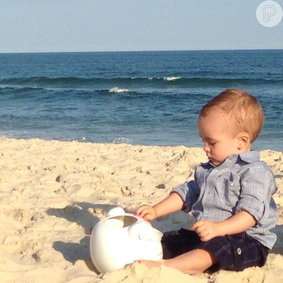 Ana Hickmann levou o filho, Alexandre Jr., para brincar na praia da Barra da Tijuca, Zona Oeste do Rio de Janeiro