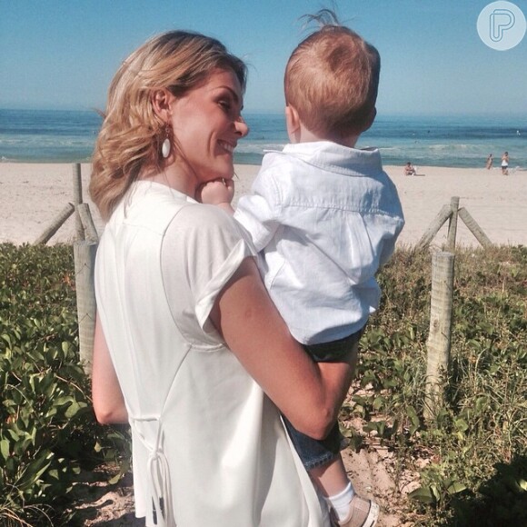 Ana Hickmann levou Alexandre Jr., seu filho, para conhecer a praia da Barra da Tijuca, Zona Oeste do Rio de Janeiro