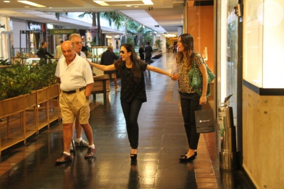 Tatá Werneck, intérprete de Valdirene em 'Amor à Vida', encarna personagem e aborda um senhor em shopping do Rio, em 5 de junho de 2013