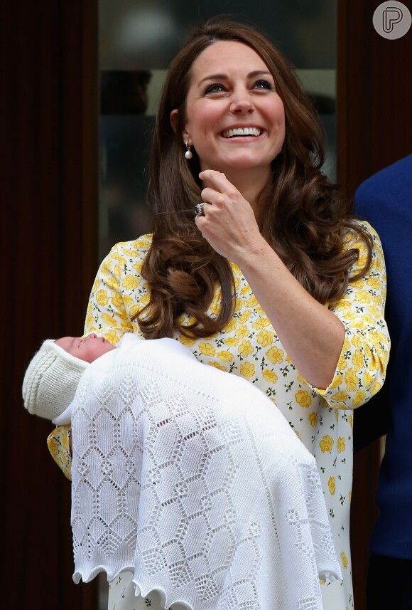 Xale usado por Kate Middleton ao deixar a maternidade custa R$ 313 e se esgotou nas lojas do Reino Unido