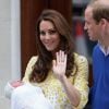 Kate Middleton surpreendeu ao deixar a maternidade, ao lado do marido, o príncipe William, apenas 10 horas após dar à luz
