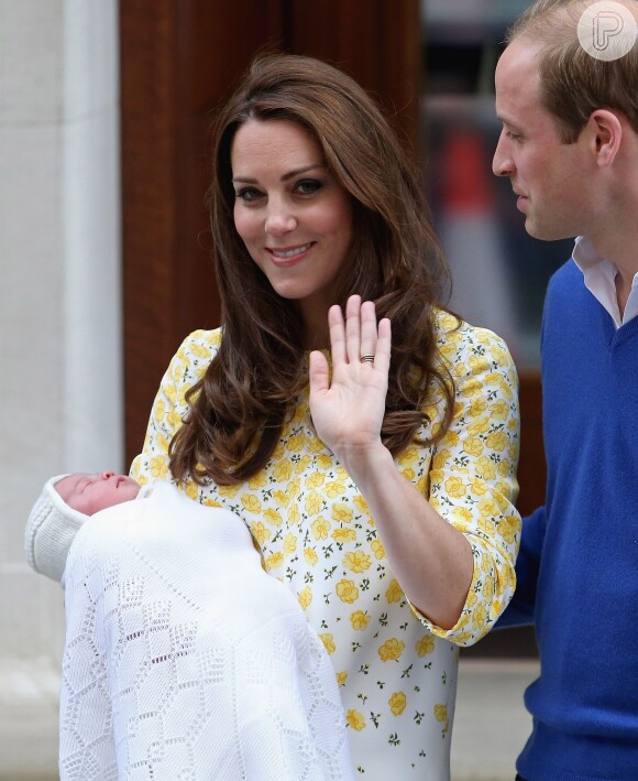 Kate Middleton surpreendeu ao deixar a maternidade, ao lado do marido, o príncipe William, apenas 10 horas após dar à luz