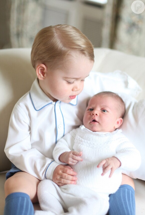 Palácio de Kensington divulgou a primeira foto oficial da princesa Charlotte Elizabeth Diana. Na imagem, ela aparece no colo do irmão, o príncipe George