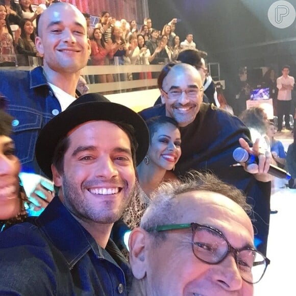 Luciano Szafir posa para foto ao lado de Sergio Marone, Guilherme Winter, Roberta Santiago e do maquiador Vavá Torres (de óculos)