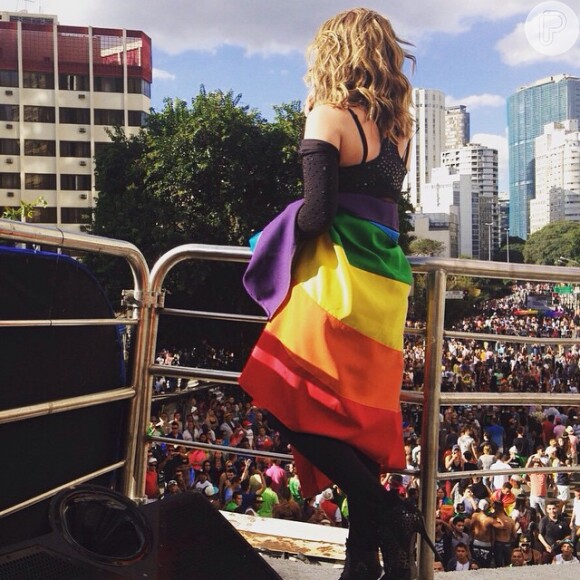 Wanessa se enrolou na bandeira do Orgulho LGBT durante a Parada na Avenida Paulista, em São Paulo