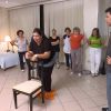 Fabiana Karla faz exercício com ajuda de cadeira no 'Medida Certa'