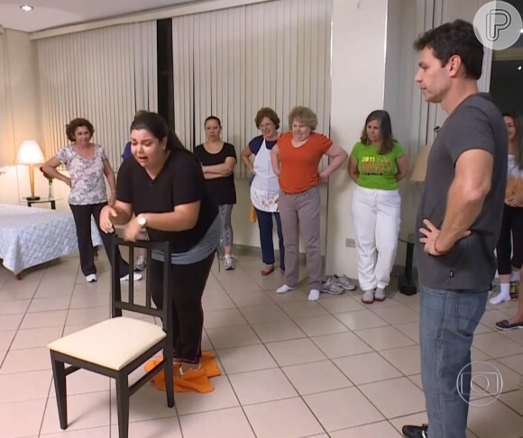 Fabiana Karla faz exercício com ajuda de cadeira no 'Medida Certa'