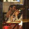 Amanda Djehdian trocou beijos com o empresário Gustavo Bernardes em um restaurante de São Paulo