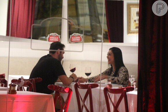 Amanda Djehdian e Gustavo Bernardes tomaram vinho durante o jantar