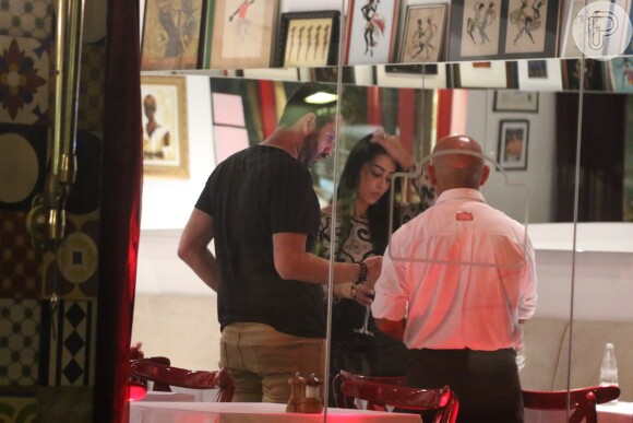 Amanda Djehdian namorou muito na noite de domingo, 7 de junho de 2015. A ex-participante do 'BBB15' trocou beijos com o empresário Gustavo Bernardes e comemorou o encontro em seu Instagram: 'Jantar mais que especial'