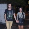 Amanda Djehdian e Gustavo Bernardes deixaram o restaurante de mãos dadas