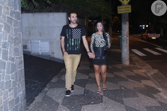 Amanda Djehdian e Gustavo Bernardes deixaram o restaurante de mãos dadas
