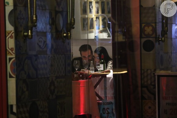 Amanda Djehdian namorou muito na noite de domingo, 7 de junho de 2015. A ex-participante do 'BBB15' trocou beijos com o empresário Gustavo Bernardes e comemorou o encontro em seu Instagram: 'Jantar mais que especial'