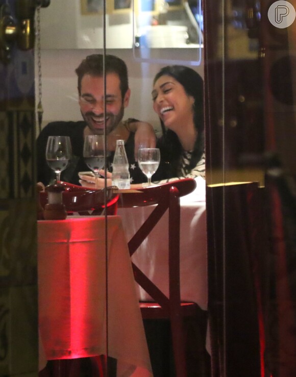 Amanda Djehdian e Gustavo Bernardes se divertiram muito durante o jantar