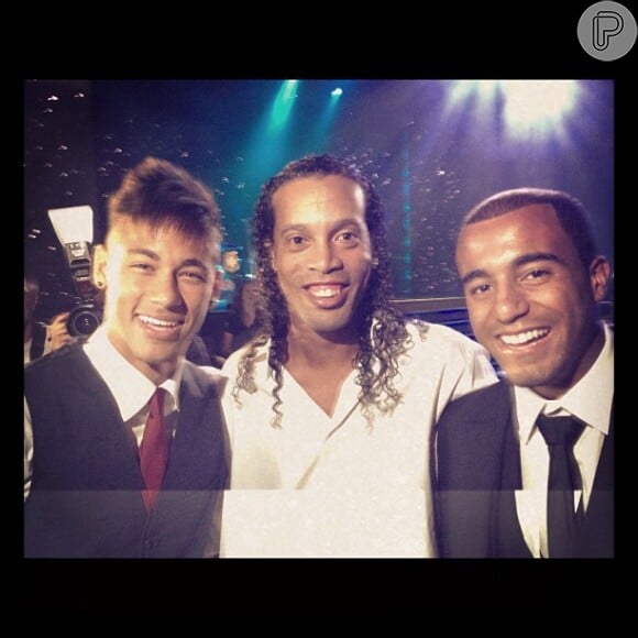 Neymar ao lado de Ronaldinho Gaúcho e Dinho, durante a premiação do 'Bola de prata 2012'