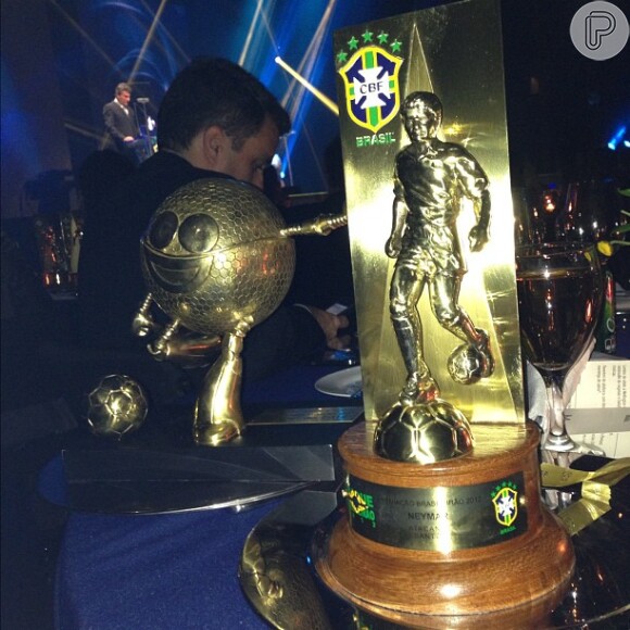 Os troféus que Neymar ganhou, prêmio 'hors concours' e chuteira de ouro, pelo gol mais bonito do campeonato