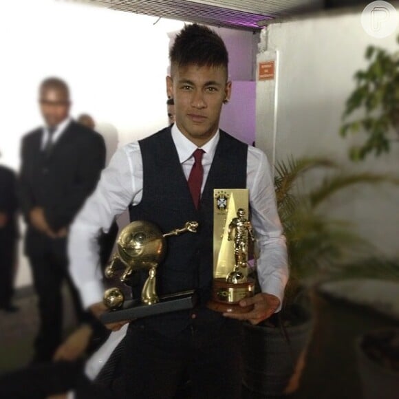 Neymar mostra os troféus que ganhou durante a premiação do 'Bola de prata 2012', na noite desta segunda-feira, 3 de dezembro de 2012
