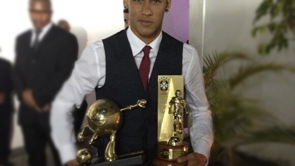 Neymar recebe prêmios e posta fotos com a irmã e amiga no Bola de Prata 2012