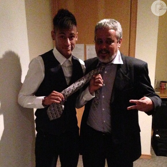 Neymar brinca com a gravata de um amigo