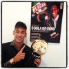 Neymar posou ao lado da capa da revista 'Placar' do ano em que Robinho ganhou o mesmo prêmio que ele, o Bola de Ouro