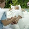 Xuxa Meneghel recebe massagens à beira da piscina para anunciar sua estreia, em agosto, na TV Record