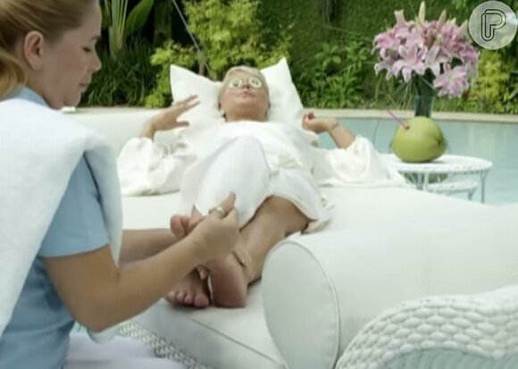 Xuxa Meneghel recebe massagens à beira da piscina para anunciar sua estreia, em agosto, na TV Record