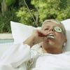 Xuxa Meneghel tira rodela de pepino do olho e come em chamada de seu programa na TV Record