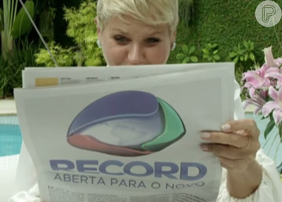 Xuxa aparece lendo classificados em chamada de seu programa na TV Record
