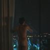 O ator chamou atenção ao aparecer nu, de costas em cena quente com a colega de elenco, Alessandra Ambrósio