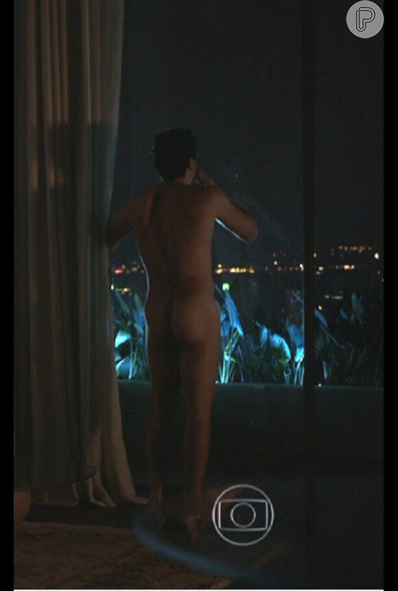 O ator chamou atenção ao aparecer nu, de costas em cena quente com a colega de elenco, Alessandra Ambrósio