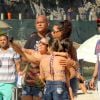 Juliana Alves foi tietada com fãs enquanto gravava cenas da novela 'Babilônia' na praia do Leme, Zonal Sul do Rio de Janeiro