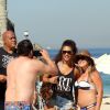 Juliana Alves parou para tirar foto com fãs no intervalo das gravações da novela 'Babilônia'