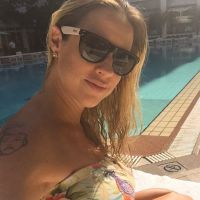 Grávida de gêmeos, Luana Piovani comemora dia de natação: 'Nadei 30 minutos'