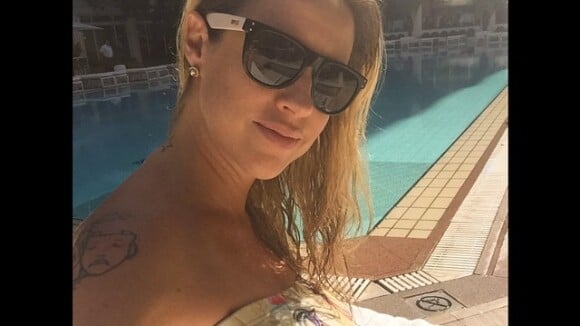 Grávida de gêmeos, Luana Piovani comemora dia de natação: 'Nadei 30 minutos'