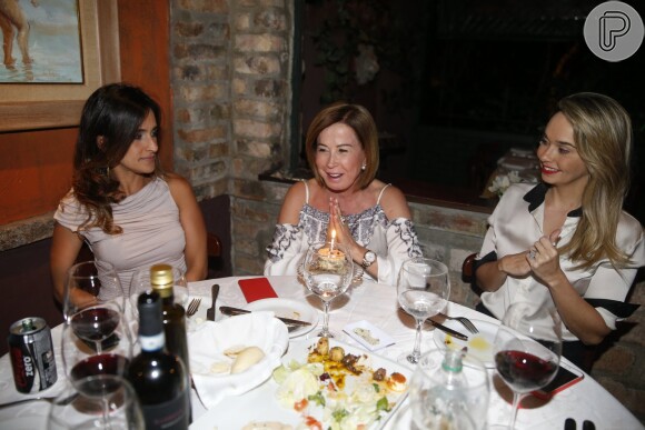 Ao comemorar aniversário em restaurante com Marlene Mattos e amigas, Zilu Godoi é fotografada agradecendo por mais um ano de vida