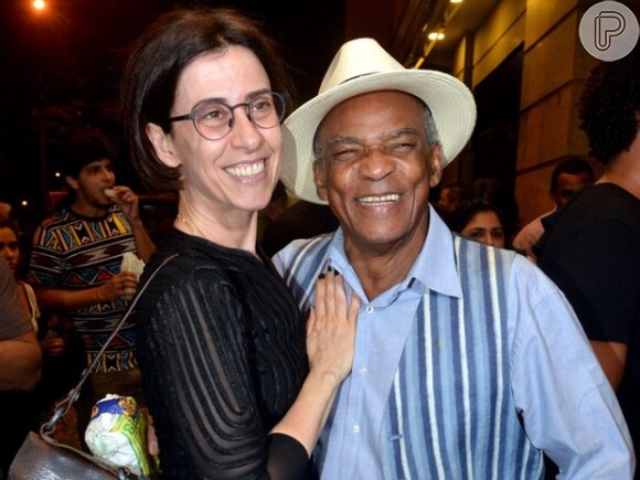 Fernanda Torres, outra convidada do evento, fotografou ao lado de Antônio Pitanga