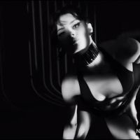 Isabeli Fontana sensualiza em novo clipe do NX Zero com maiô decotado