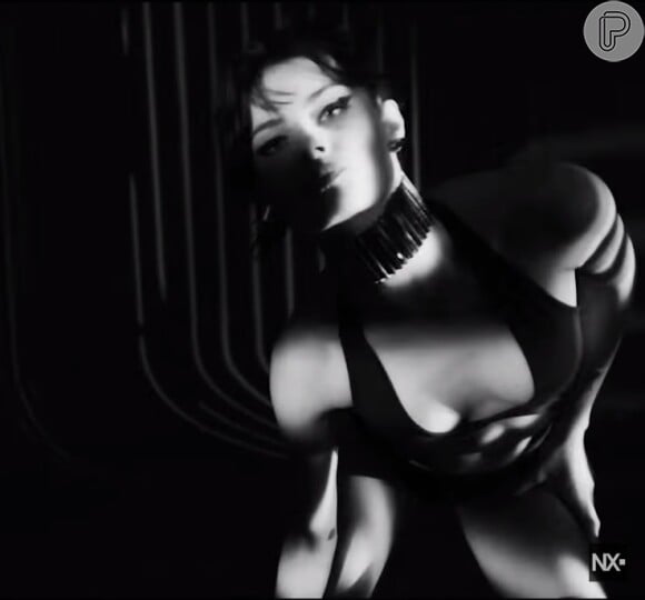Isabeli Fontana é a musa inspiradora de 'Meu Bem', novo clipe do NX Zero, grupo do qual seu noivo, Di Ferrero, é vocalista. No vídeo, a modelo sensualiza dançando com um maiô decotado