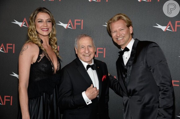 Luana Piovani, Mel Brooks e Marcello Coltro são fotografados no tapete vermelho do 41st AFI Life Achievement Award