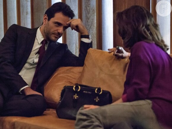 Alexandre (Rodrigo Lombardi) avisa a Fanny (Marieta Severo) para reservar Angel (Camila Queiroz) exclusivamente para ele, na novela 'Verdades Secretas'