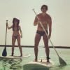 Reynaldo Gianecchini pratica stand up paddle ao lado de amiga