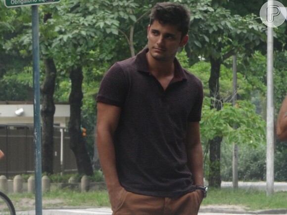 Rafael (Chay Suede) denuncia e Guto (Bruno Gissoni) é preso por crime cibernético, na novela 'Babilônia', em 20 de junho de 2015