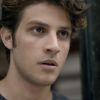 Rafael (Chay Suede) sofre um ataque homofóbico na faculdade por causa do vídeo feito por Guto (Bruno Gissoni), na novela 'Babilônia'