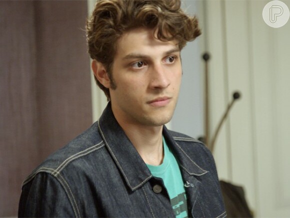 Rafael (Chay Suede) vai à delegacia e faz a denúncia, na novela 'Babilônia'