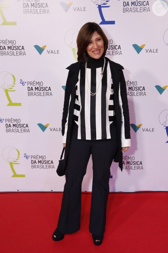 Beth Goulart aposta em combinação de preto e branco para o 26º Prêmio da Música Brasileira