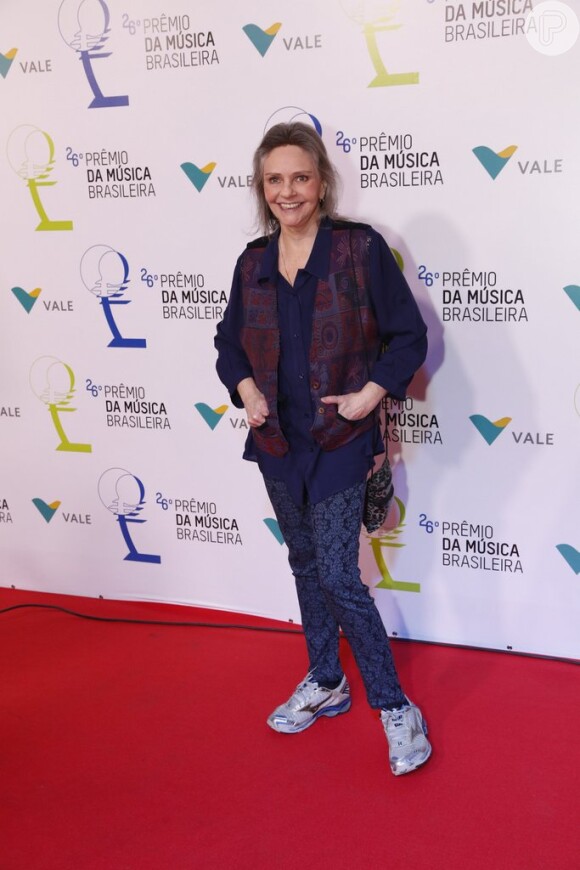 Angela Ro Rô usou um look despojado e combinou tênis ao um visual casual para ir ao 26º Prêmio da Música Brasileira