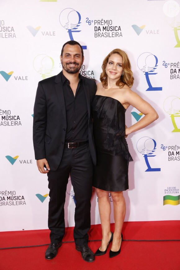 Leandra Leal apostou em look todo preto para comparecer ao  26º Prêmio da Música Brasileira. Atriz teve a companhia do marido, Alê Youssef
