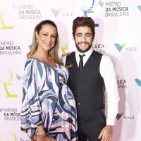 Grávida, Luana Piovani e mais famosas vão ao Prêmio da Música Brasileira. Looks!