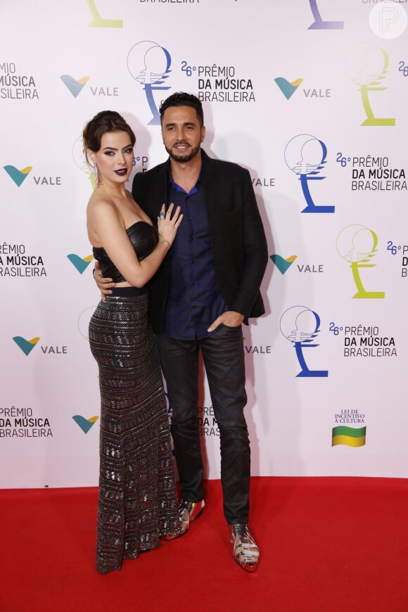 Rayanne Morais adere ao look prateado e usa top no 26º Prêmio da Música Brasileira. A modelo acompanhou o marido, Latino, no evento no Rio