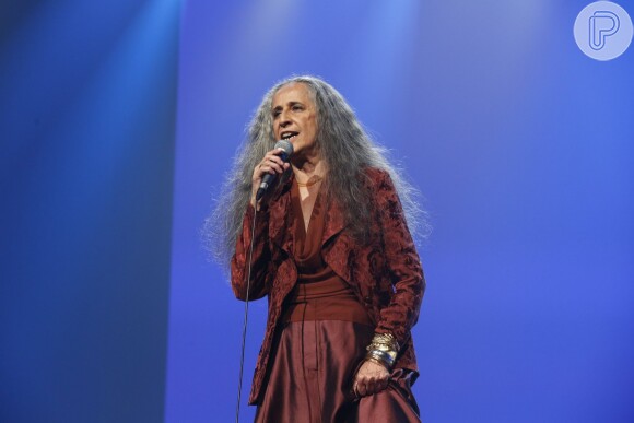 Homenageada da noite pelos 50 anos de carreira, Maria Bethânia usou saia combinada a um blazer  no Prêmio da Música Brasileira